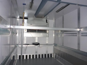 Double floor and straps